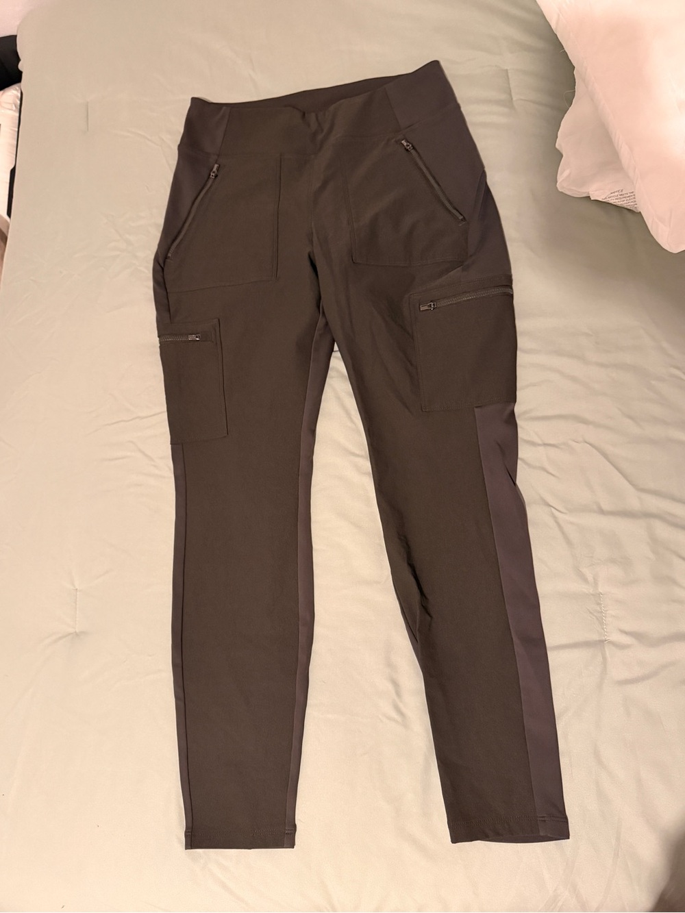 Athleta Headlands Hybrid Cargo Leggings - Sz 10 - Aspen Olive - Picture 5 of 10